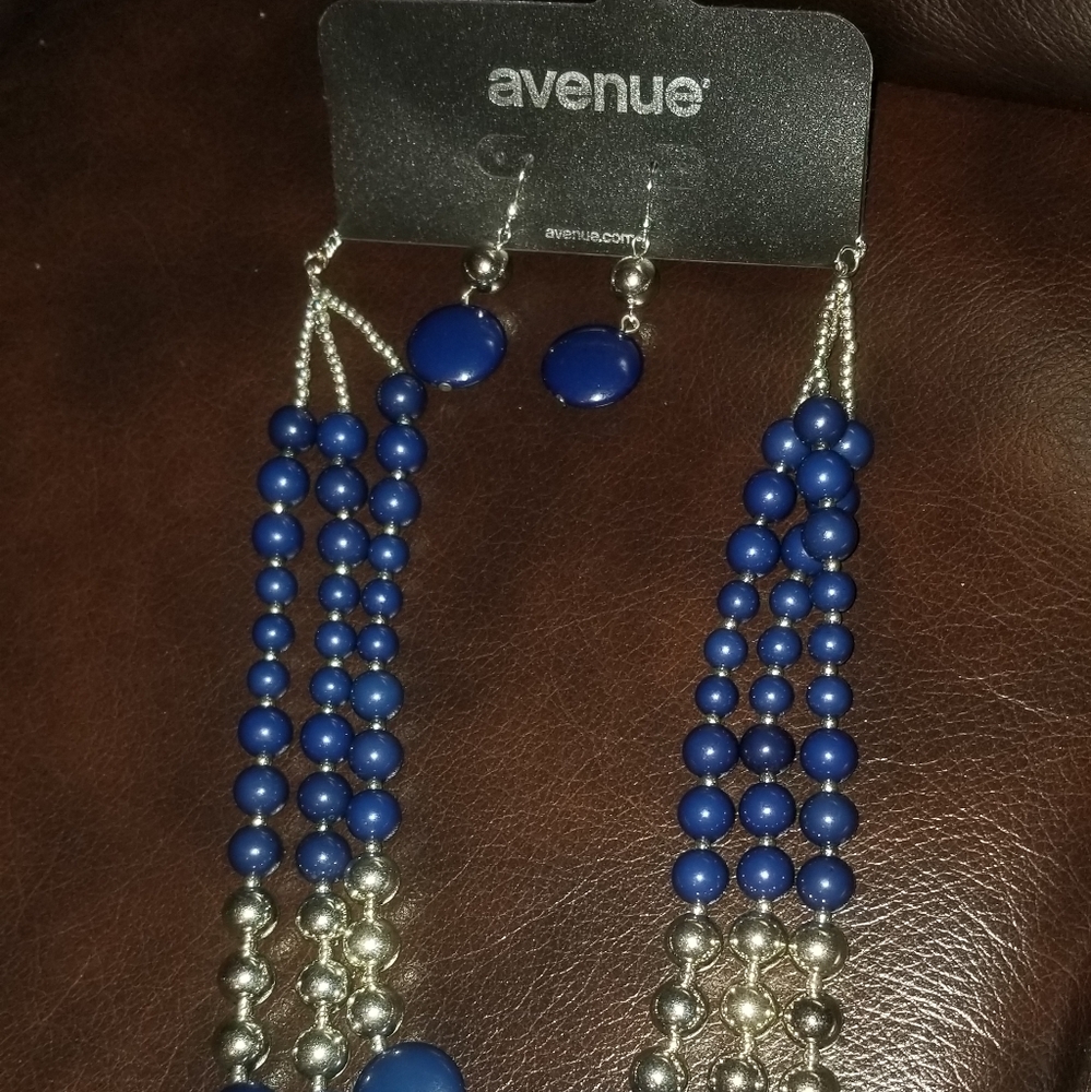 Graduated 3 Strand Necklace Set - Picture 2 of 3